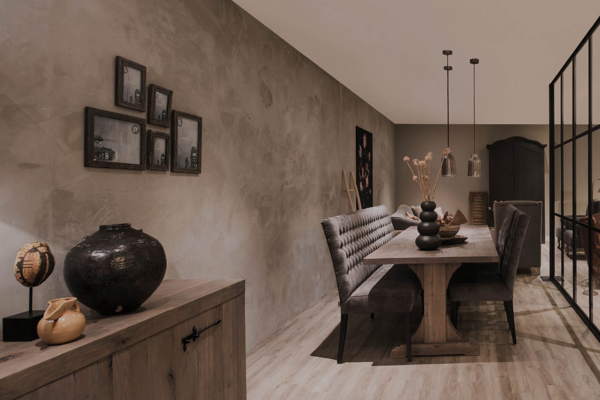 Liefhebbers van klassiek wonen, landelijk wonen, hotel chique en tal van andere woonstijlen voelen zich helemaal thuis in de showroom van Van Wolfswinkel Wonen in Barneveld