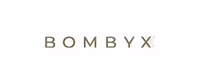 De afbeelding toont het woord BOMBYX in een minimalistisch, bruin lettertype op een witte achtergrond. De letter X is gestileerd met meerdere dunne diagonale lijnen die elkaar overlappen.