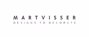 Logo met de tekst MARTVISSER in vette, hoofdletters en de zin DESIGNS TO DECORATE in kleinere, uitgespatieerde hoofdletters eronder, alles op een witte achtergrond.