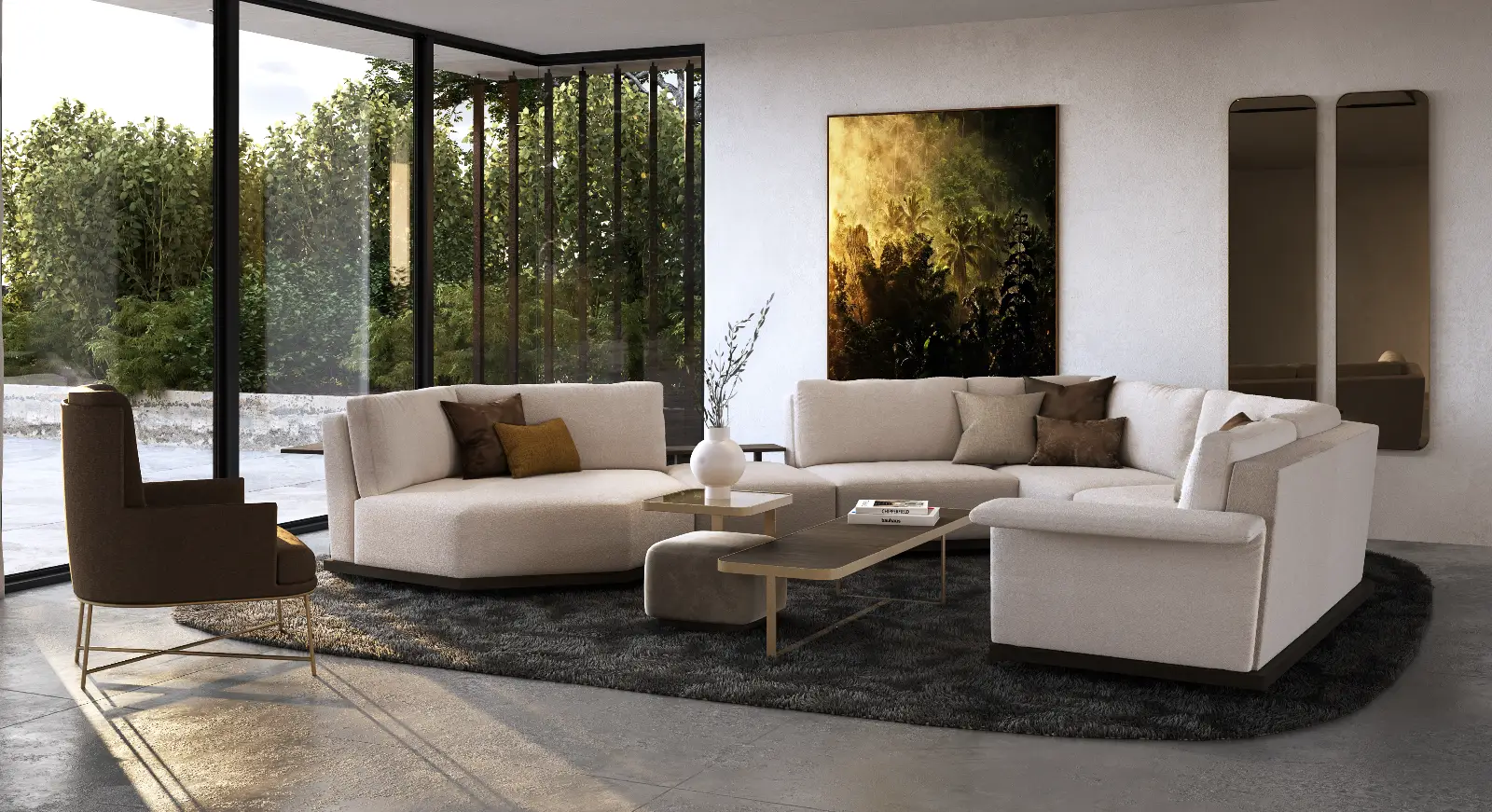 Moderne woonkamer met grote beige sofa's, een grijs vloerkleed, een lage houten salontafel en een bruine accentstoel. Ramen van vloer tot plafond kijken uit over groen; aan de witte muur hangt abstracte kunst.