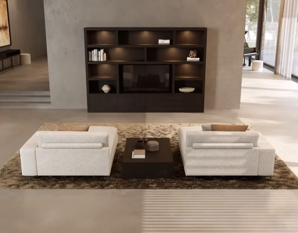 Moderne woonkamer met twee beige banken tegenover elkaar op een bruin vloerkleed, een lage donkere salontafel ertussen en een ingebouwde donkerhouten kast met een tv en decor op een lichtgrijze muur.