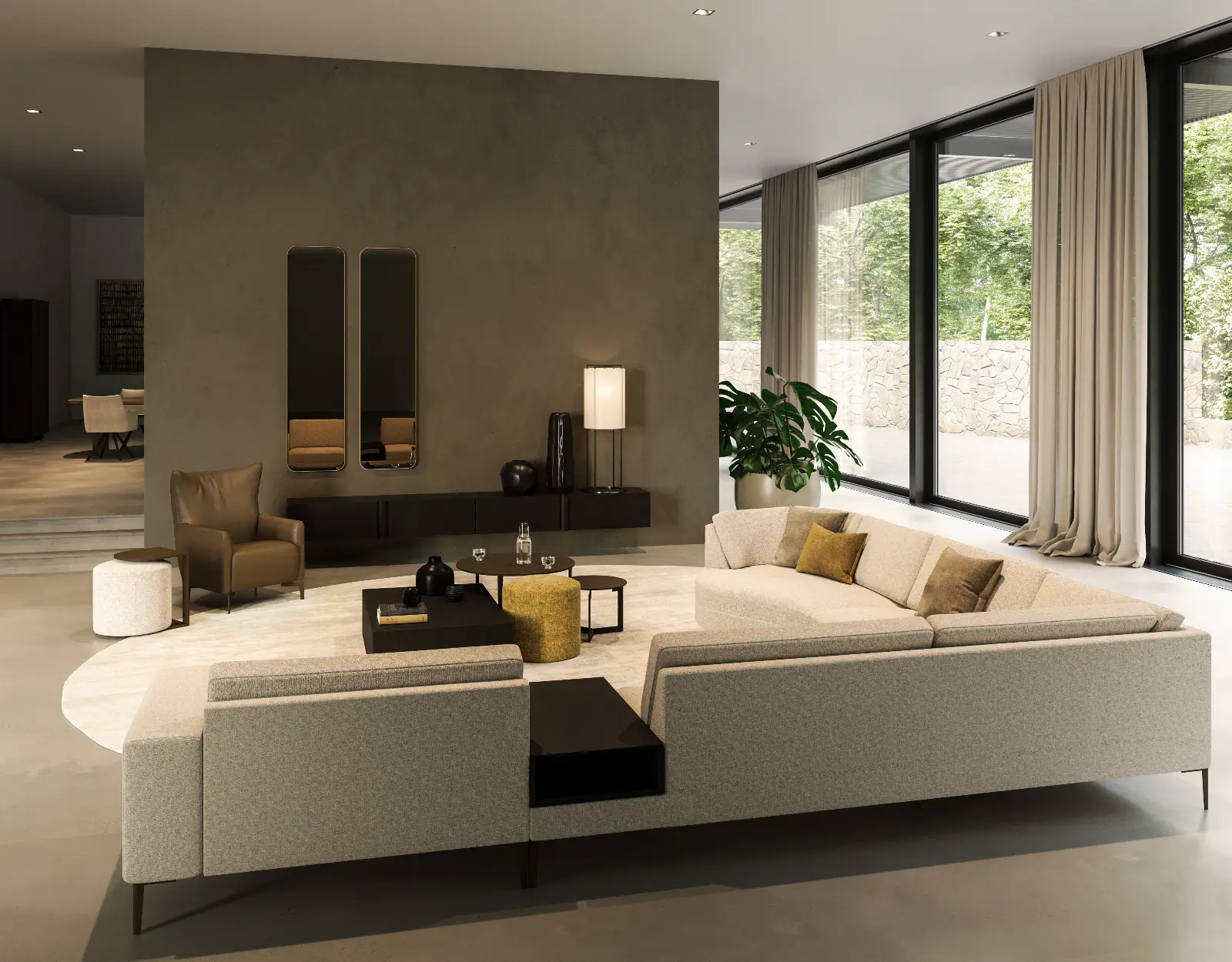 Moderne woonkamer met een grote lichtgekleurde sofa, rond vloerkleed, fauteuil, lage tafel, staande lamp, muurspiegels en grote ramen met beige gordijnen die het groen buiten laten zien. Minimalistische, neutrale inrichting.