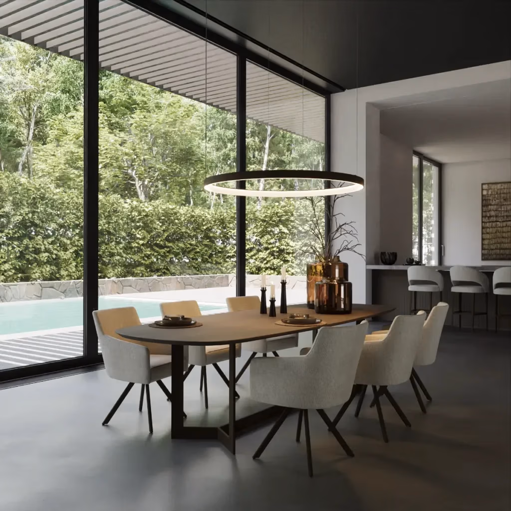 Moderne eetkamer met een houten tafel, acht crèmekleurige stoelen, een ronde hanglamp, grote ramen van vloer tot plafond met uitzicht op een zwembad en groen, en een keukengedeelte met barkrukken op de achtergrond.