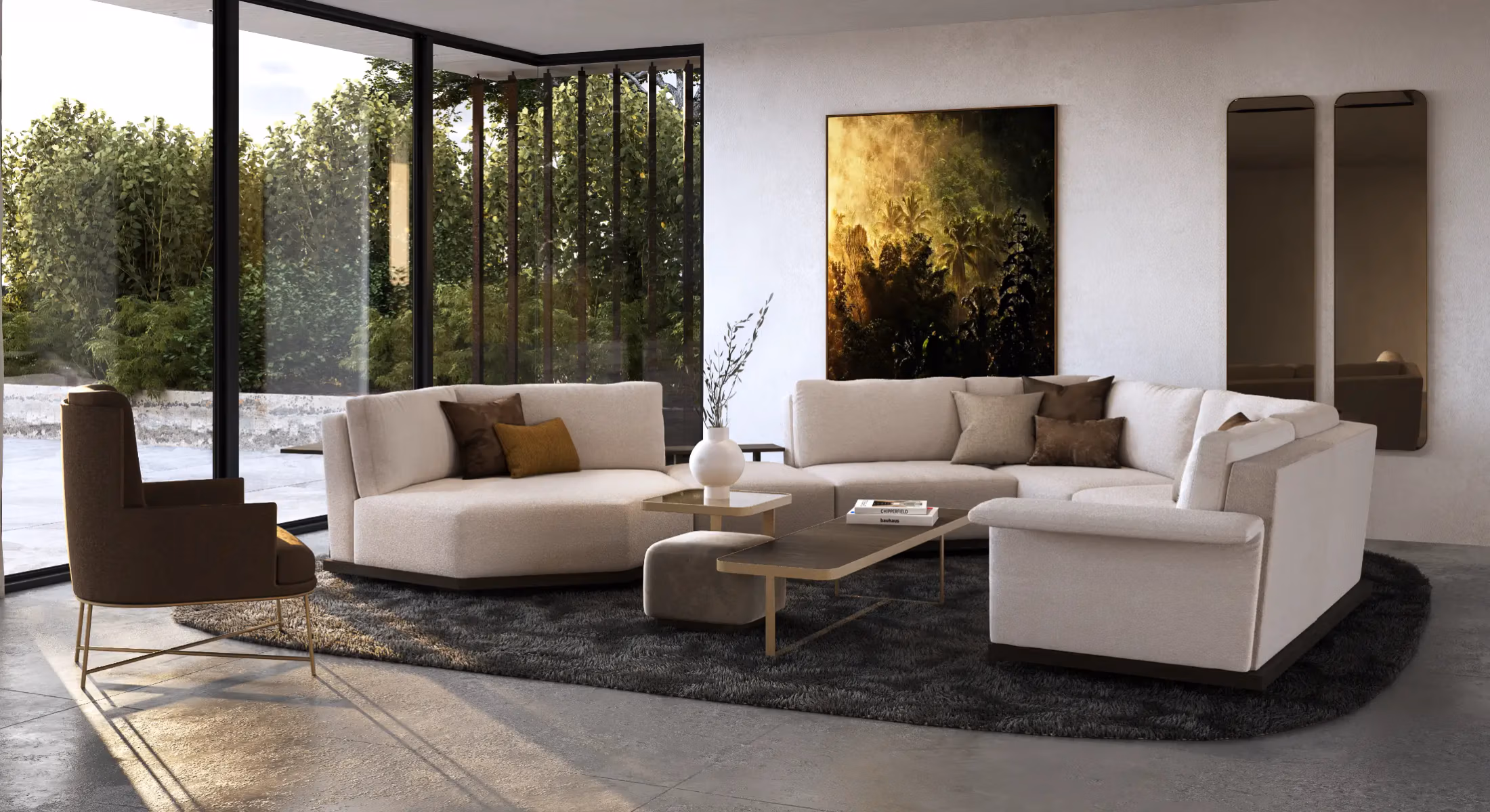 Moderne woonkamer met grote ramen, crèmekleurige sofa's, een bruine fauteuil, een lage salontafel en een donker vloerkleed. Abstracte kunst en spiegels sieren de witte muren en buiten is groen te zien.